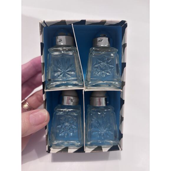 2 New Anchor Hocking EAPC* EARLY AMERICAN PRESCUT 2 1/4" INDIVIDUAL SHAKERS - Picture 5 of 7